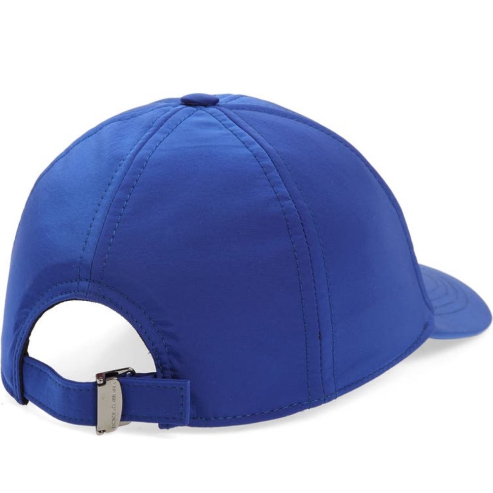 sleek metal logo plaque. Italian-crafted nylon ball cap.
